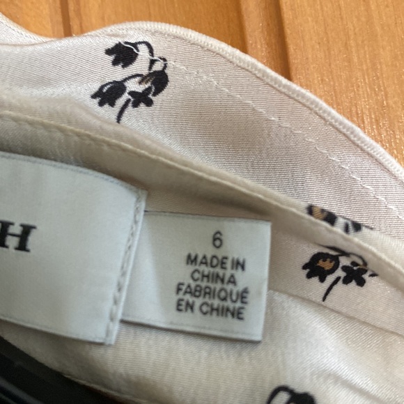 Silk top. Add some elastic to prevent buttons to open by a professional tailor! - Picture 3 of 6